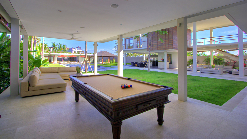 Villa Kalyani - Open living area with pool table